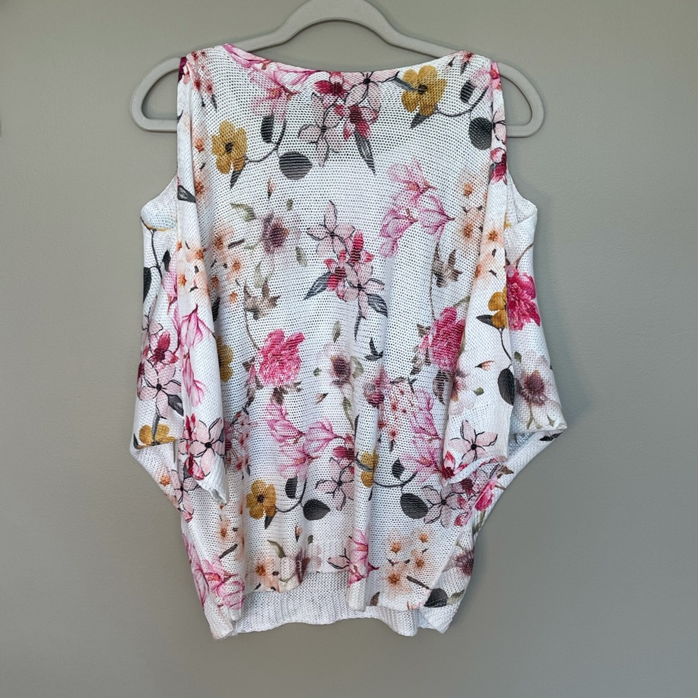 Collezioni Leonardo Floral Top  3/4 Cut Out  Sleeves Medium NWT